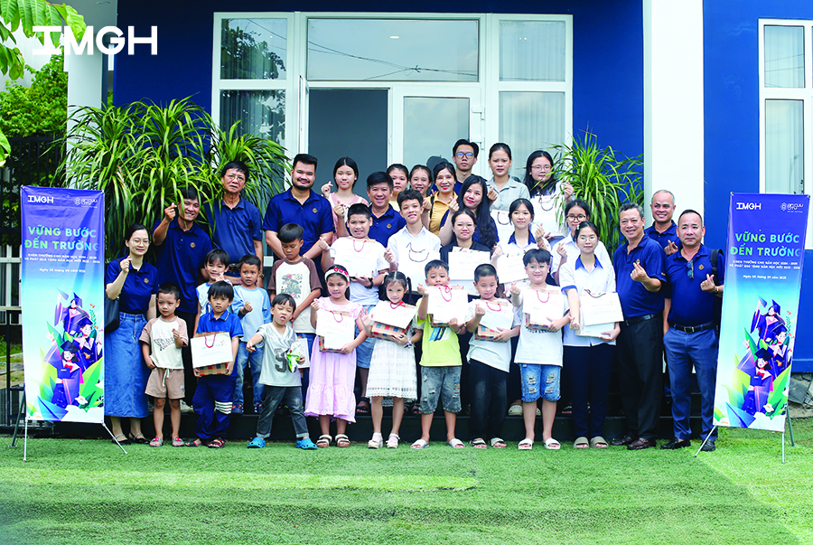 H&igrave;nh tập thể c&aacute;n bộ IMGH v&agrave; c&aacute;c em